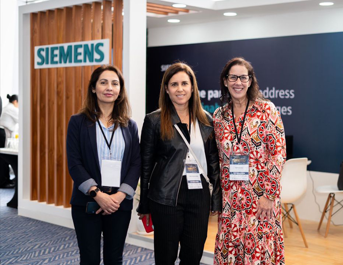 Parte de nuestro equipo en stand Siemens Minpro 2023.
