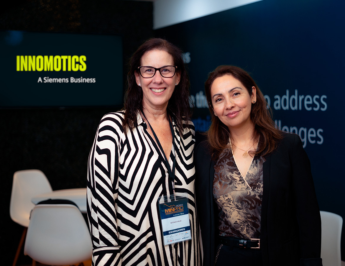 Natalia Valle junto a Evelyn Reyes en el stand de Innomotics Minpro 2023.