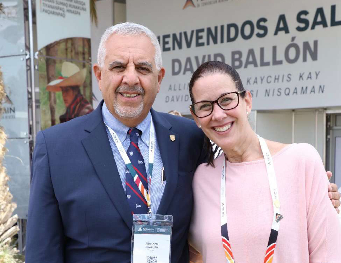 Natalia Valle junto a Abraham Chahuan en PERUMIN 36.
