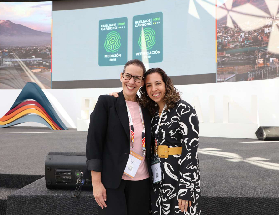 Natalia Valle junto a Jimena Sologuren en PERUMIN 36.