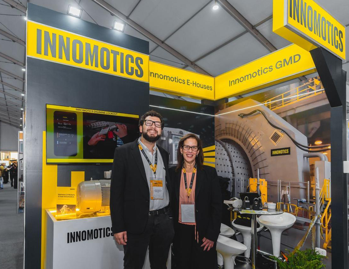 Joaquin Quirland y Natalia Valle en EXPOMINA 2024 en el stand de INNOMOTICS